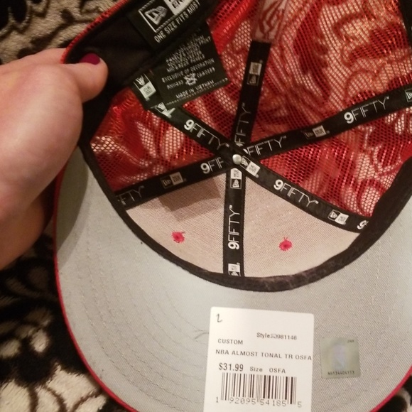 Red snapback - Picture 3 of 3